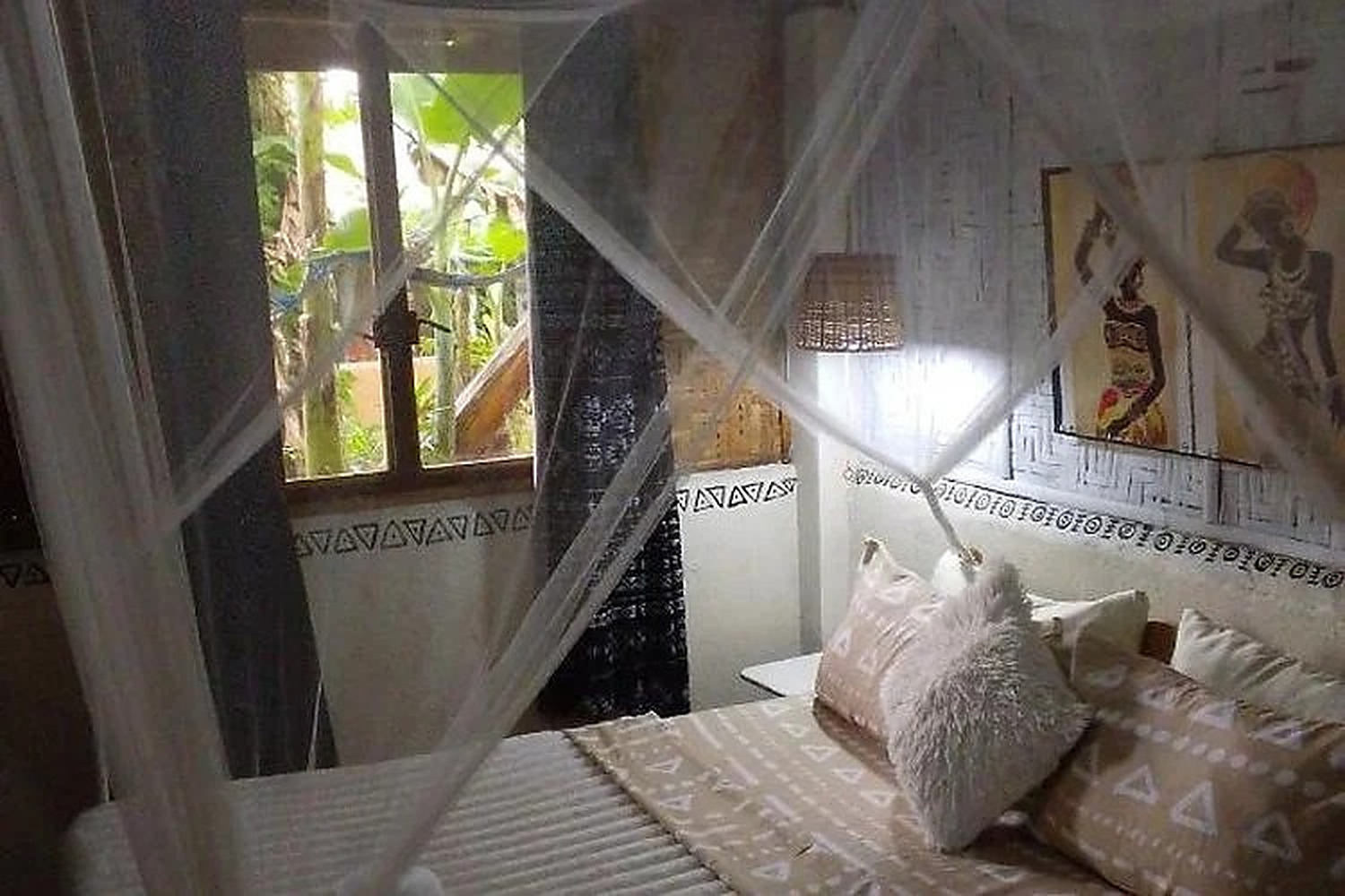 Canopy netting and textiles in a guest room